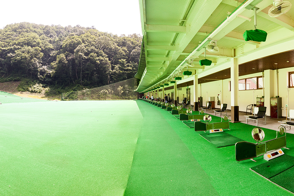 It’s not just golf, it’s more. The best driving range with a 300-m ball flight and total 49 tees in two stories. It is equipped with the latest type of automatic tee-up system and a swing analysis studio. It has various facilities including a locker room, a comfortable resting space, an outdoor putting  green.